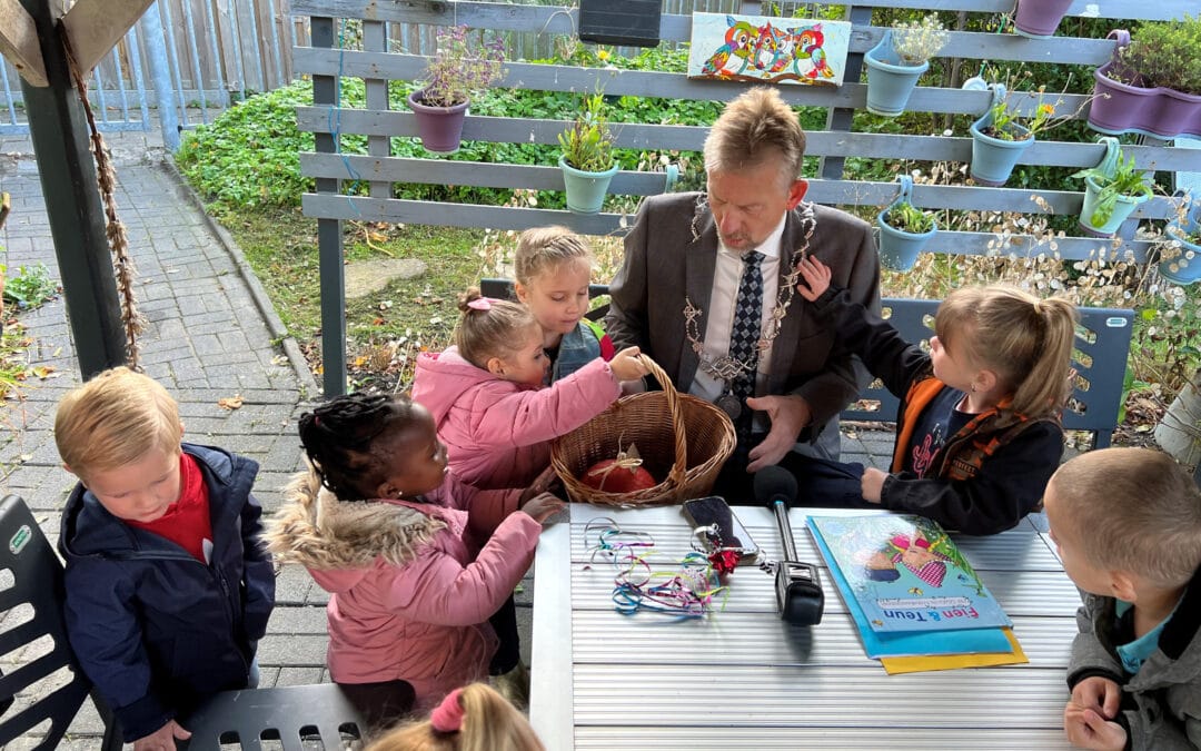 Burgemeester leest kinderen van de Tovertuin voor