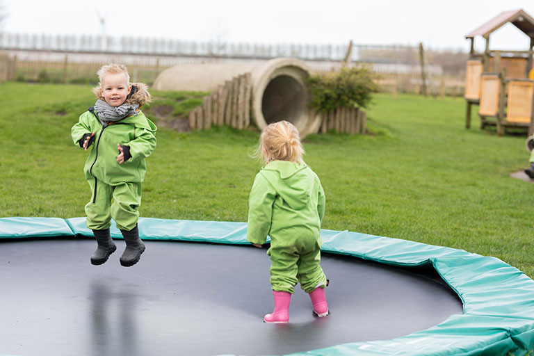 Lekker springen op de trampoline bij kinderdagverblijf De Keet, de Langereis